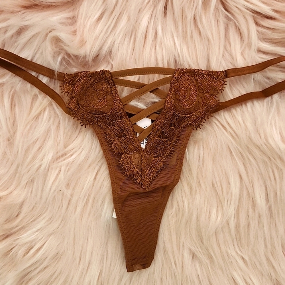 Brand New VICTORIA'S SECRET FLORAL LACE LATTICE THONG-XS